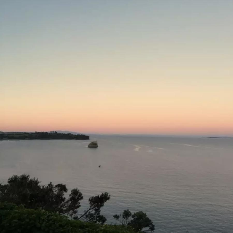 Luxury House With Clifftop Seaview Whangaparaoa Exterior foto